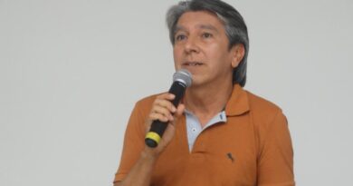 El escritor laboyano Gerardo Meneses reflexionó sobre la tarea del escritor frente a la dura realidad que afrontan muchos niños y jóvenes en Colombia