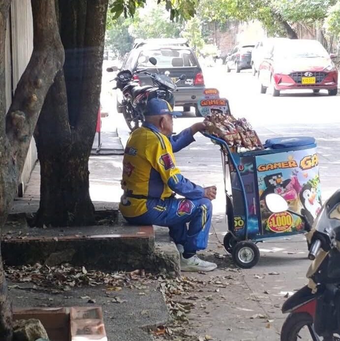 Después de 11 años don Fabio permanece en un solo punto: la Calle 28 en Santa Inés, frente a la Facultad de Economía y Administración de la Universidad Surcolombiana.