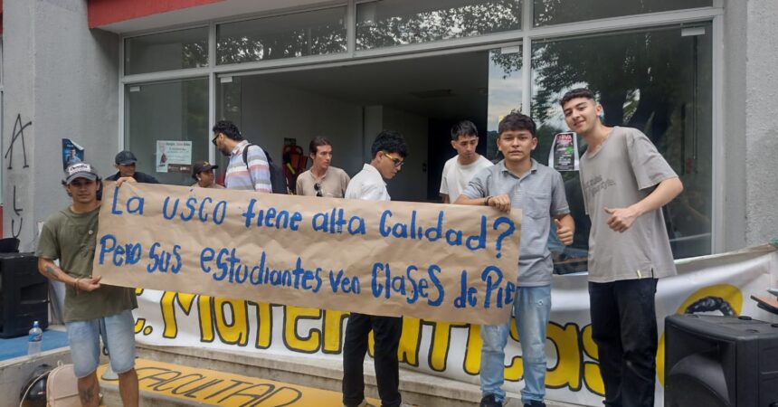 Estudiantes de Matemáticas, sin sillas pero con voz