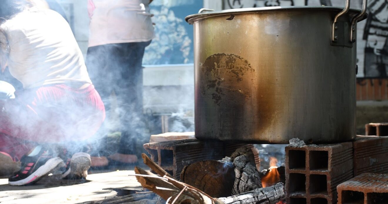 Entre leña y fuego: estudiantes que comparten comida, risas y saberes