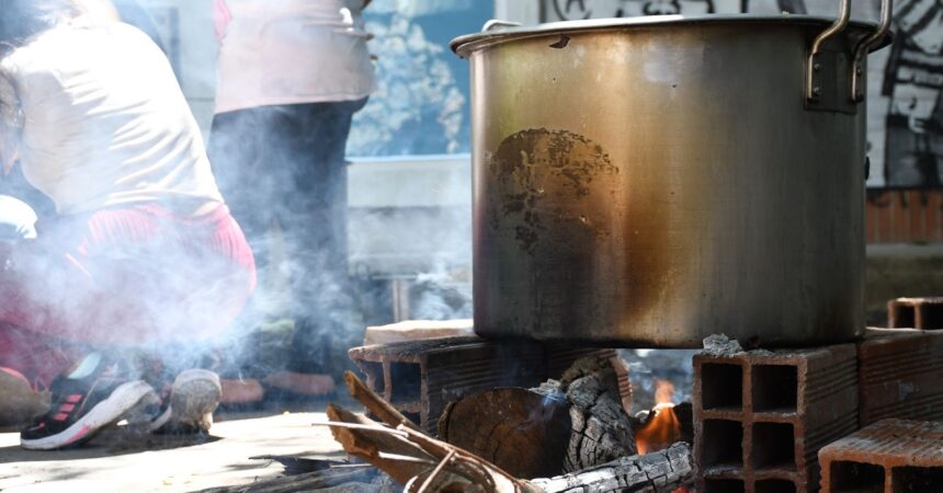 Entre leña y fuego: estudiantes que comparten comida, risas y saberes