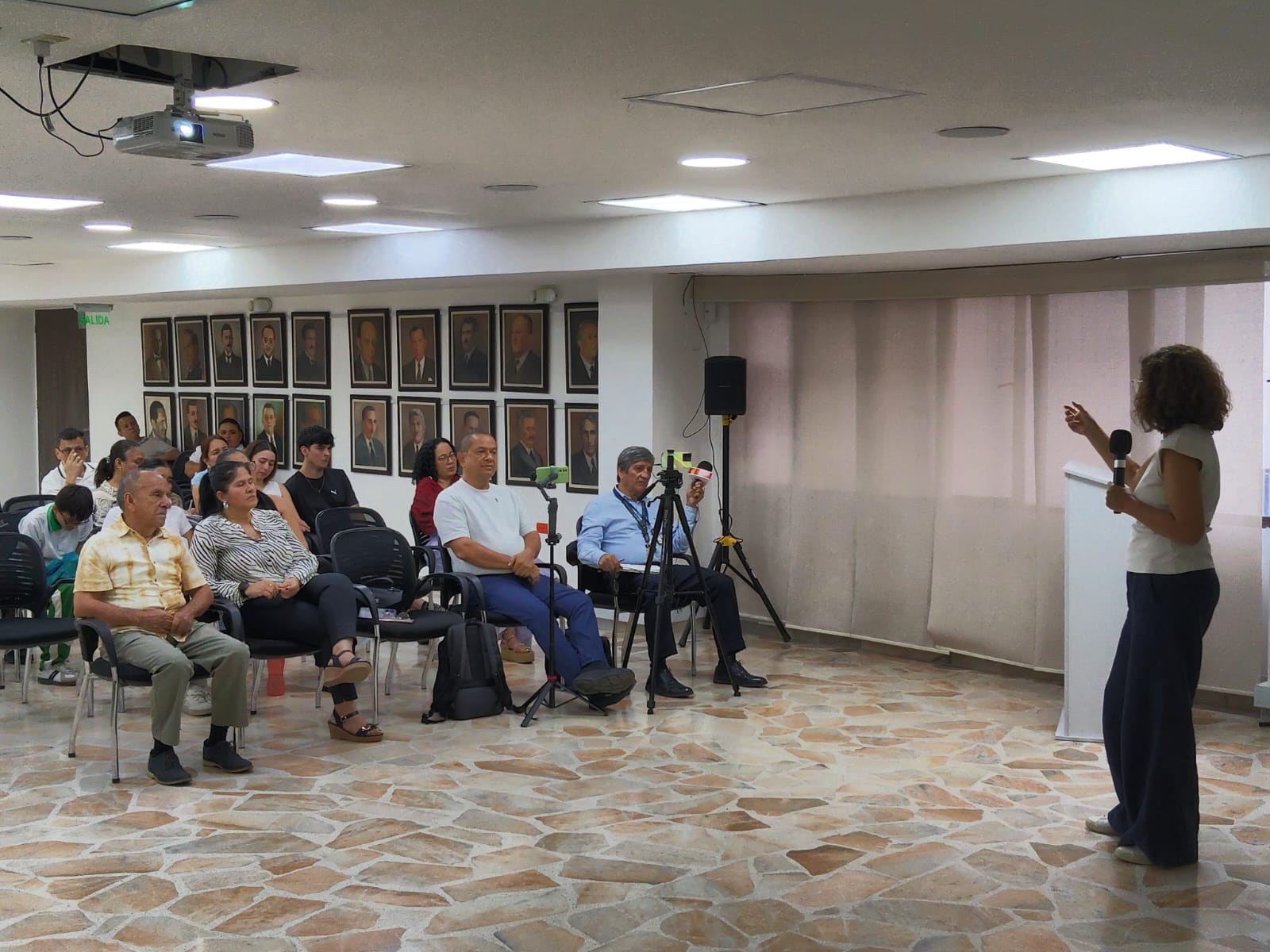 Juanita Leon dictando un taller